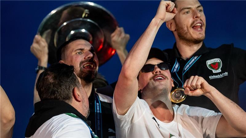 Füchse Berlin im Meisterrausch: „Wir sind nicht fertig“ Die Meisterschale blieb nicht lange trocken.