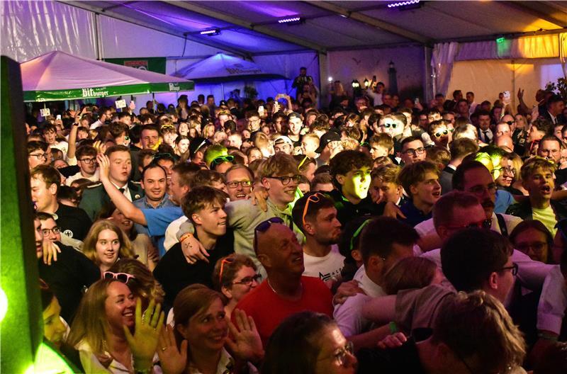 Ikke Hüftgolds „Abriss“ in Steinkirchen: Ein Auftritt mit Botschaften Die Menge folgt Hüftgolds Aufruf und hüpft im Schulterschluss abwechselnd nach links und rechts.