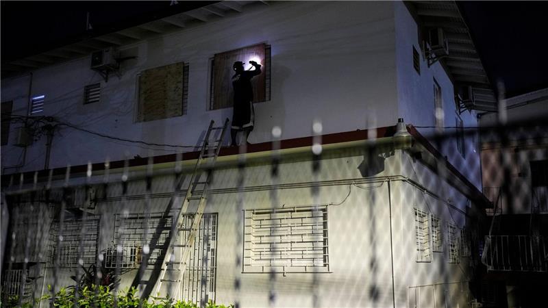 Die Menschen auf der Karibikinsel bereiten sich auf zerstörerische Winde und Überschwemmungen vor.