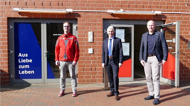 Neu Wulmstorf richtet Flüchtlingsunterkunft in ehemaligem Pflegeheim ein „Die Menschen aus der Ukraine gut unterbringen“, das wollen (von links) Tobias Könecke (Johanniter), Landrat Rainer Rempe und Bürgermeister Tobias Handtke in dem leerstehenden Altenheim am Neu Wulmstorfer Marktplatz, das nun zur Flüchtlings