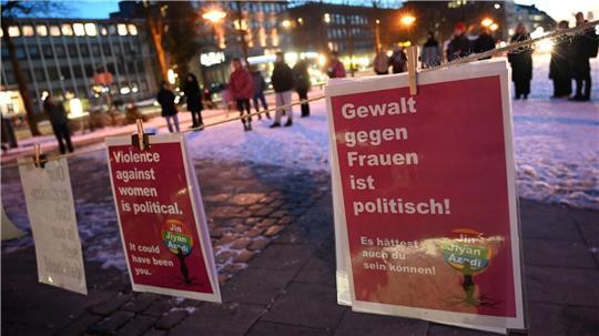 Die Menschen erinnerten an die junge Frau, die am 29. Januar gewaltsam ums Leben kam.