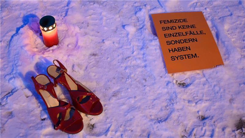 Die Menschen erinnerten mit Schildern an Frauen, die von Männern umgebracht wurden.