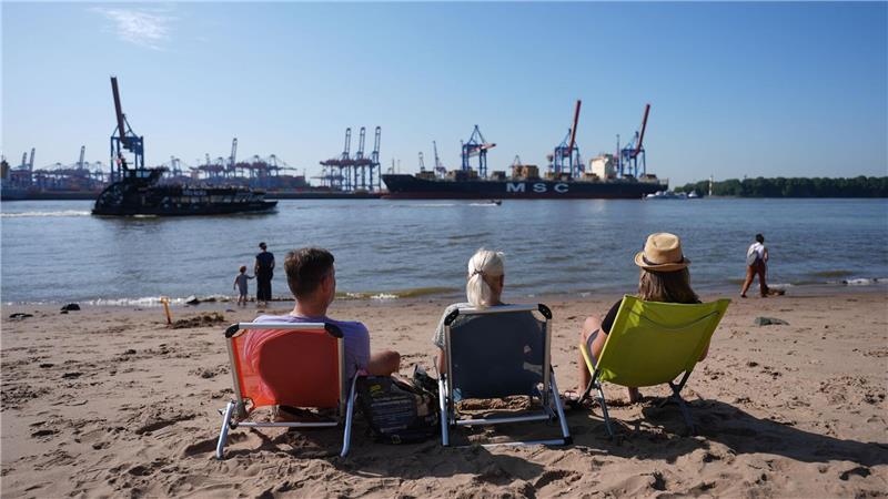 Die Menschen im Norden können sich auf sommerlich heißes Wetter am Wochenende einstellen. (Archivbild)