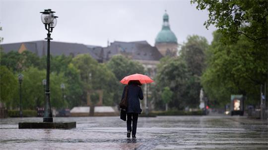 Die Menschen im Nordwesten müssen sich auf Regen und Gewitter einstellen, wobei der Wind auch wieder stark wehen kann. (Symbolbild)