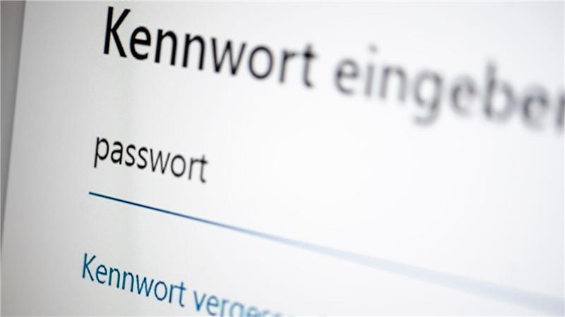 Die Menschen in Deutschland, die sich im Internet bewegen, haben großes Vertrauen in ihre Passwörter, verhalten sich im Alltag aber oft leichtsinnig. (Symbolbild)
