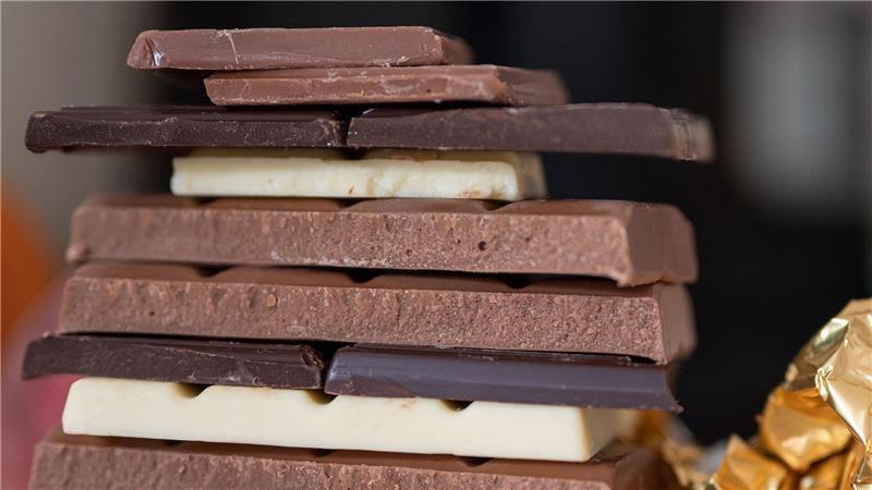 Schoko-Osterhasen immer teurer – trotz sinkender Kakaopreise Die Menschen in Deutschland essen laut YouGov am liebsten Vollmilchschokolade. Jeder Zweite gibt die Sorte an.