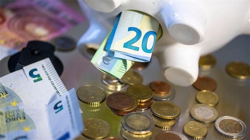Die Menschen in Deutschland haben auch im vergangenen Jahr überdurchschnittlich viel gespart. (Symbolbild)