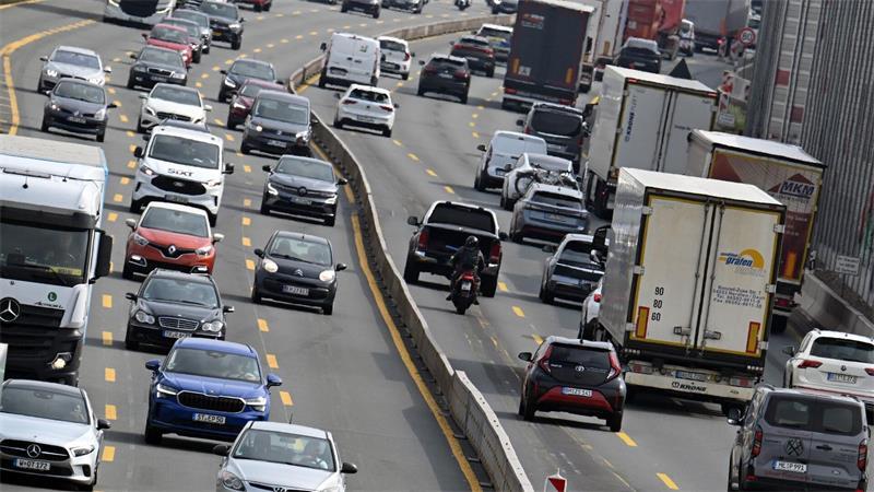 Die Menschen in Deutschland legen jedes Jahr kaum vorstellbare Strecken mit Autos zurück. (Symbolbild)