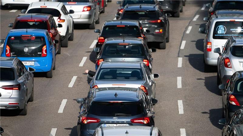 Trendwende: Menschen in Deutschland fahren wieder mehr Auto Die Menschen in Deutschland sind vergangenes Jahr wieder weiter mit ihren Autos gefahren. (Archivbild)