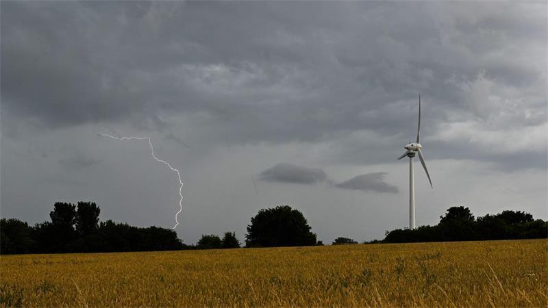 Die Menschen in Niedersachsen und Bremen müssen sich auf Gewitter einstellen. (Symbolbild)
