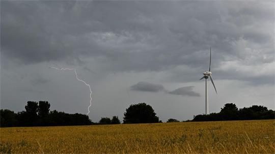 Die Menschen in Niedersachsen und Bremen müssen sich auf Gewitter einstellen. (Symbolbild)