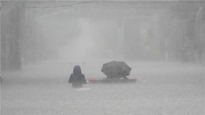 Die Menschen mussten durch brusttiefes Wasser waten.