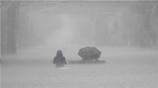 Die Menschen mussten durch brusttiefes Wasser waten.