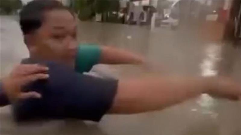 Tote bei Fluten auf Bali – Urlauber mit Booten gerettet Die Menschen mussten teilweise durch brusttiefes Wasser waten.