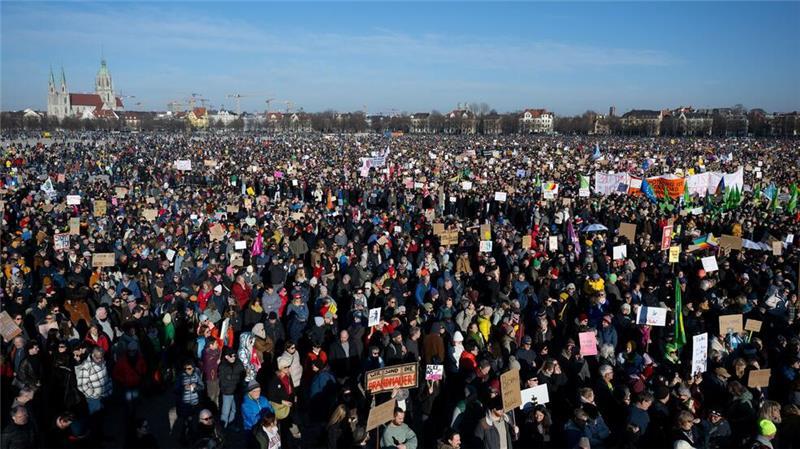 Mehrere Hunderttausend Menschen bei Demos gegen rechts Die Menschen sammeln sich auf der Theresienwiese in München.