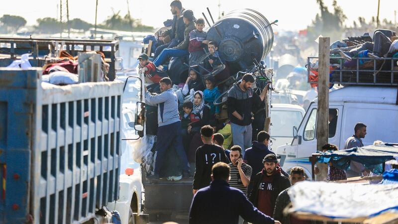 Flucht aus Chan Junis: „Lage von Tag zu Tag gefährlicher“ Die Menschen verlassen Chan Junis seit Tagen auf Fahrzeugen oder zu Fuß.