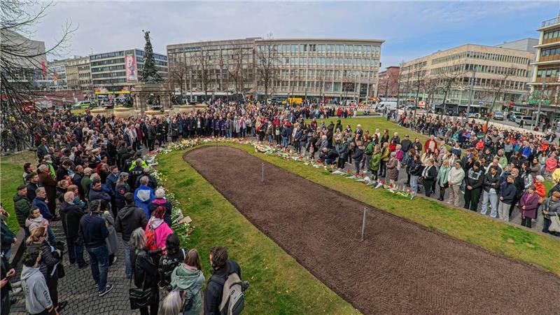 Die Menschen versammelten sich auf dem Paradeplatz.