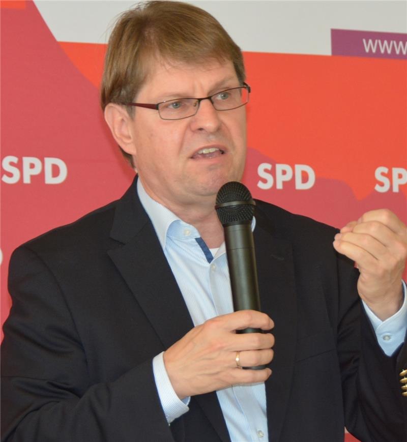 „Die Menschen wählen SPD bis sie ihr Einfamilienhaus haben, danach glauben sie, auch CDU wählen zu können“, so Ralf Stegner in Stade. Foto Stephan