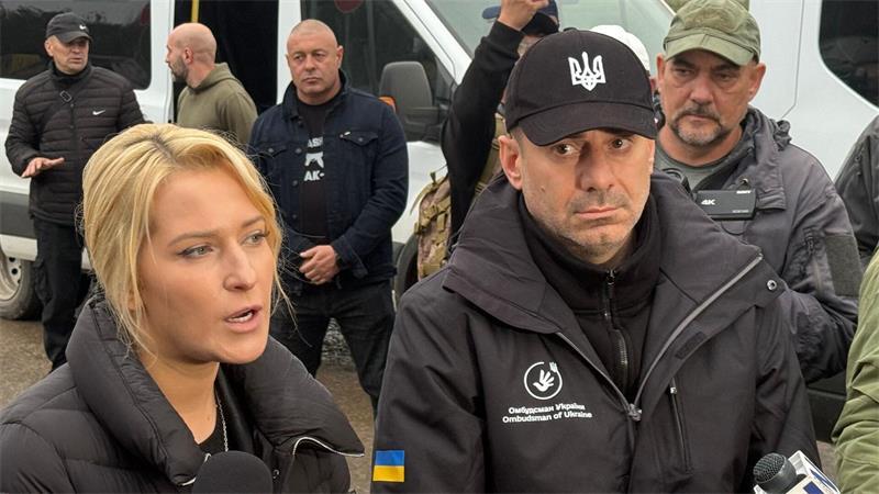 Die Menschenrechtsbeauftragten von Russland, Jana Lantratowa (l), und der Ukraine, Dmytro Lubinez (M, schwarze Kappe), können sich auch künftig weitere gemeinsame Hilfsaktionen vorstellen.