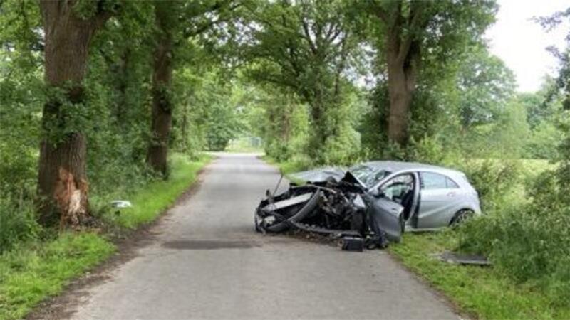 Harsefeld: 83-jähriger Autofahrer verunglückt schwer - Rettungshubschrauber im Einsatz Die Mercedes A-Klasse wurde bei dem Unfall komplett zerstört.
