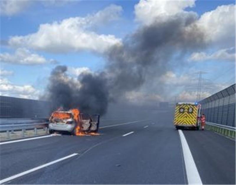 49-Jähriger kracht in Leitplanke – Auto auf A26 in Flammen Die Mercedes B-Klasse in Flammen. Der Fahrer war zunächst nicht ansprechbar. Foto: Polizei