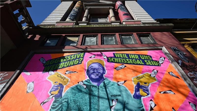 OMR-Gründer auf XXL-Plakat an Roter Flora Die Messe findet dieses Jahr am 6. und 7. Mai statt.