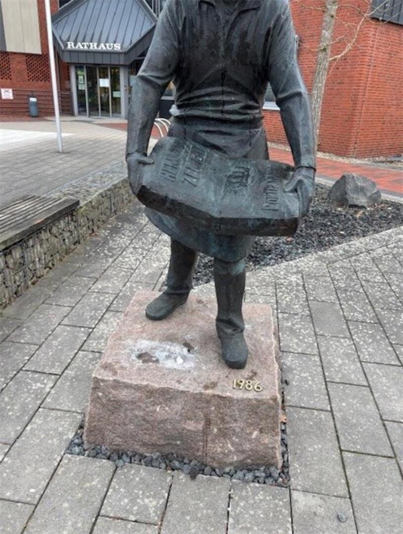 Die Messingplatte am Sockel der Statue wurde abgetrennt.