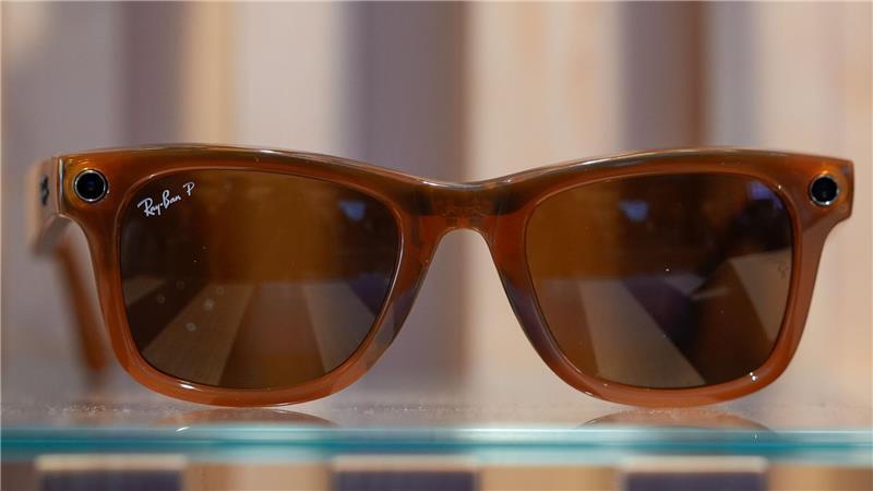 Die Meta-Brillen sind mit Kamera, Mikrofon und Lautsprechern ausgestattet. (Archivbild)