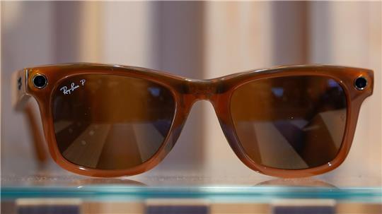 Die Meta-Brillen sind mit Kamera, Mikrofon und Lautsprechern ausgestattet. (Archivbild)