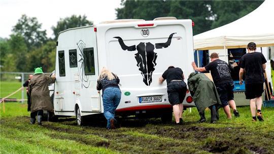Die Metalheads lassen sich von einer frühen Anreise nach Wacken auch vom regnerischen Wetter nicht abschrecken.