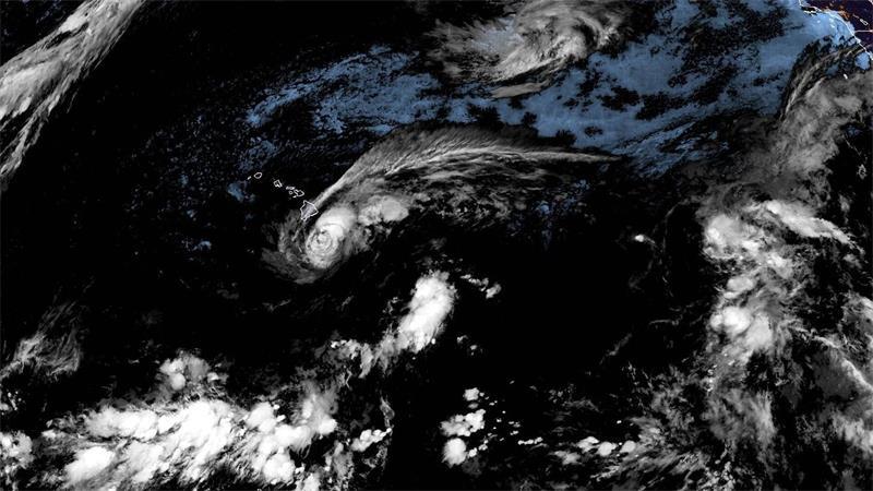 Die Meteorologen rechnen damit, dass die sogenannte Eyewall im Zentrum des Sturms mit den stärksten Winden im Laufe des Samstags über oder nahe der Südspitze von Big Island hinwegzieht. 