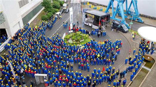 Die Meyer Werft braucht die Hilfe von Bund und Land, um zu überleben. (Archivbild)
