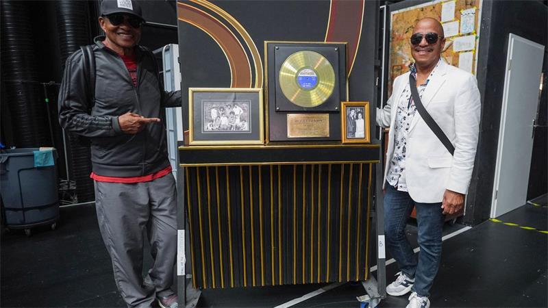 Die Michael-Jackson-Brüder Marlon Jackson (r) und Jackie Jackson (l) stehen hinter der Bühne des Musicals „MJ“ im Stage Theater. 