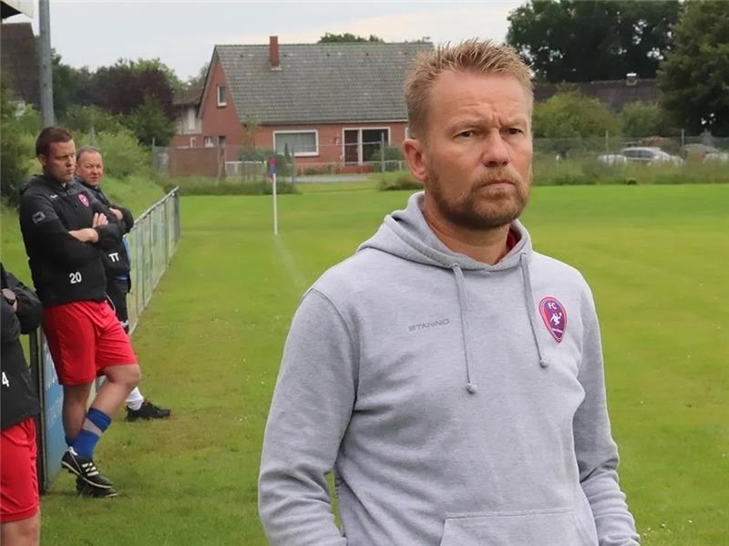 Oste/Oldendorf II kann noch gewinnen Die Miene heiterte sich noch auf. Trainer Andreas Duhn und der FC Oste/Oldendorf II schafften den ersten Saisonsieg. Foto: Brunsch