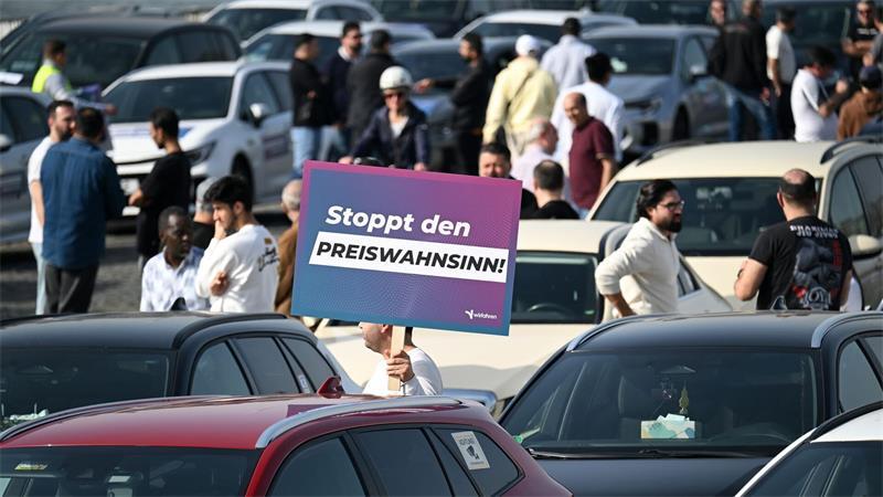 Taxifahren - eine Frage des Preises? Die Mietwagenplattformen halten Mindestpreise für nicht rechtens - es laufen verschiedene Klagen. (Archivbild)