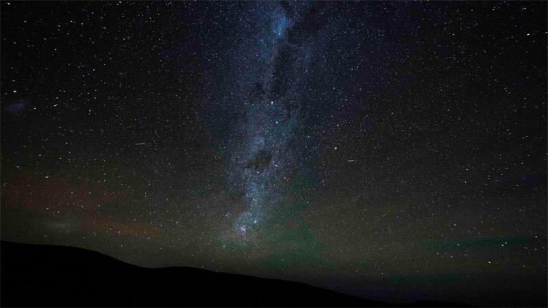 Raumsonde zeigt helles Zentrum der Milchstraße im Detail Die Milchstraße erstreckt sich über den Nachthimmel - hier von der Atacama-Wüste aus gesehen. (Archivbild)