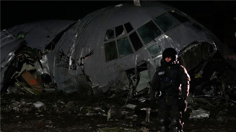 Die Militärmaschine der bolivianischen Luftwaffe sei von der Start- und Landebahn abgekommen.
