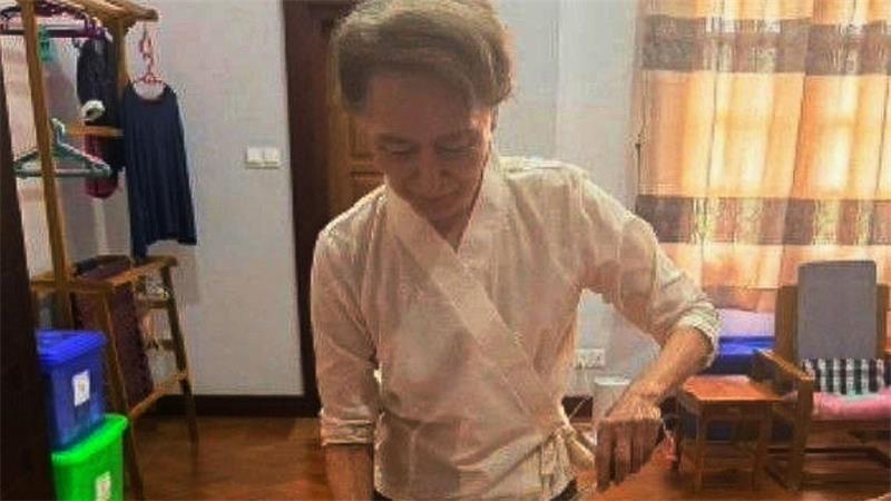 Die Militärregierung veröffentlichte auch Fotos, die Suu Kyi an ihrem Geburtstag im Juni zeigen sollen.