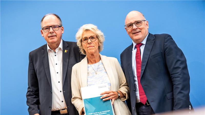 Mindestlohn steigt 2027 auf 14,60 Euro - Kritik aus der SPD Die Mindestlohnkommission präsentiert das Mindestlohn-Ergebnis.