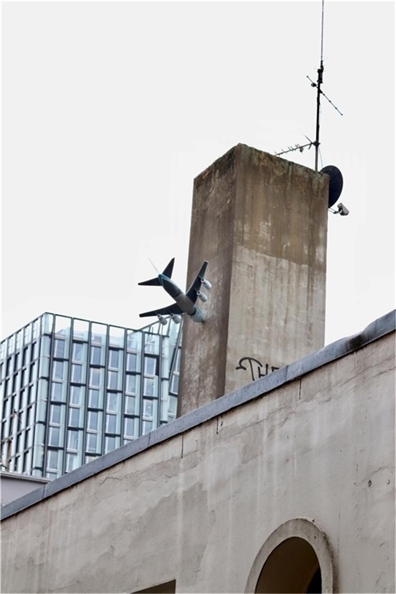 Die Mini-Air-Force-One ist an einem Turm an der Seilerstraße auf St. Pauli angebracht. Foto: Markus Lorenz