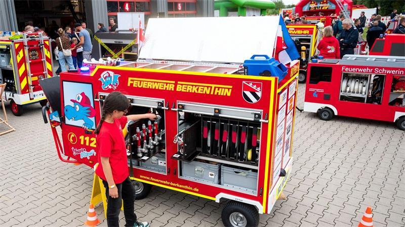 Die Mini-Feuerwehrautos erlauben es auch den Mitgliedern von Kinderfeuerwehrn ihre Manöver zu üben.