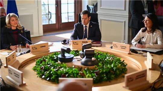 Die Minister nahmen an einem runden Tisch Platz.