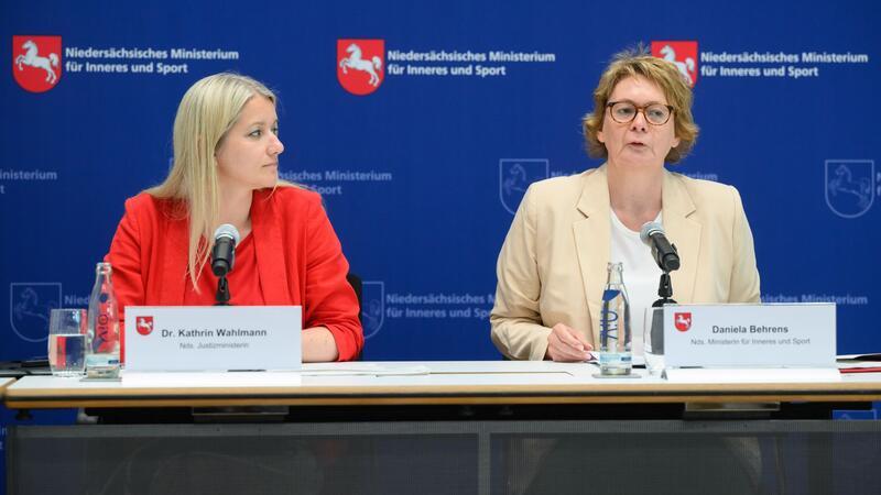 Fallzahlen von Clankriminalität in Niedersachsen rückläufig Die Ministerinnen Behrens (r) und Wahlmann setzen auf eine Null-Toleranz-Strategie. (Archivbild)