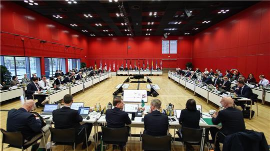 Ministerpräsidenten wollen mehr Geld vom Bund für Häfen Die Ministerpräsidenten aller 16 Bundesländer haben sich für ein stärkeres Engagement des Bundes bei Investitionen in die Häfen ausgesprochen.