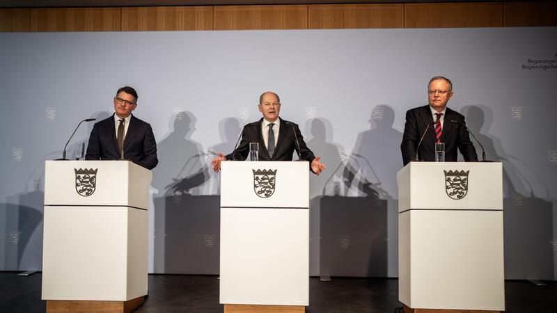 Die Ministerpräsidenten der Länder kommen heute mit Kanzler Scholz (M) zu turnusmäßigen Beratungen zusammen, bei denen die Migrationspolitik im Mittelpunkt stehen wird.