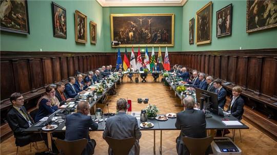 Die Ministerpräsidenten der Ost-Länder beraten bei einer gemeinsamen Konferenz in Berlin.
