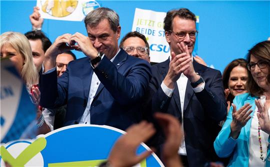 Die Ministerpräsidenten von Bayern und Nordrhein-Westfalen Markus Söder und Hendrik Wüst bei der CSU-Abschlusskundgebung im Löwenbräukeller in München.