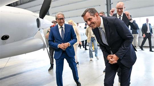Die Ministerpräsidenten von Niedersachsen (rechts) und Brandenburg schauen sich den Prototyp einer Aufklärungsdrohne in Strausberg an. Der Vorstandschef von Aerodata zeigt das neu entwickelte Fluggerät.