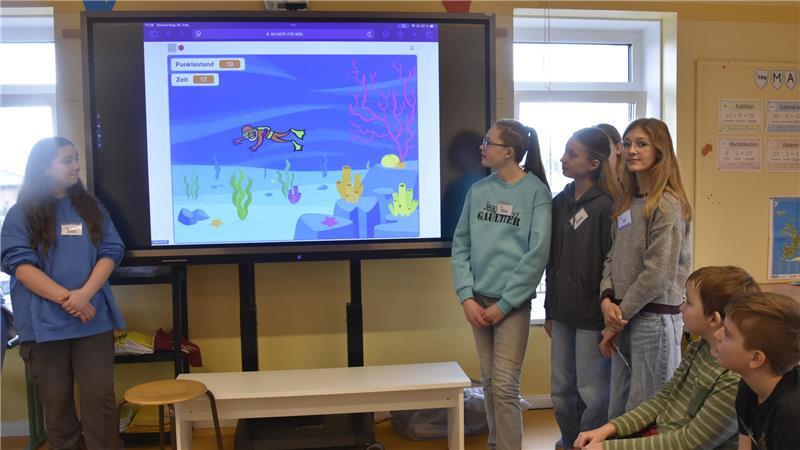 Die Mint-Schülerinnen der Geestland-Schule erklären die Vorgehensweise.