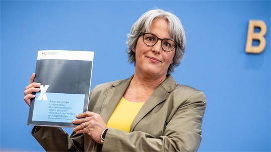 Die Missbrauchsbeauftragte des Bundes, Kerstin Claus, sieht Fortschritte im Kampf gegen sexuelle Gewalt aber noch viele Baustellen zur Verbesserung der Lage. Ihr Bericht ist eine Bestandsaufnahme. 